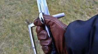 Ojciec i syn tworzą białą broń 