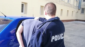 Pobił ochroniarza, bo chciał skrócić sobie drogę