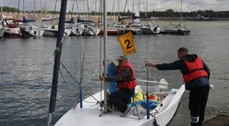 Płynęli po błękitną wstęgę