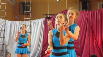 Akrobaci i cyrkowcy wzbudzili aplauz publiczności