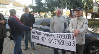 Kolejna pikieta przed piotrkowskim magistratem