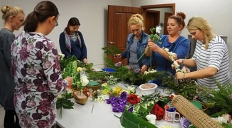 Florystyka, ceramika, haft krzyżykowy… Wizyta w bibliotece rozwija 