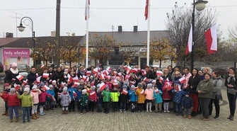 100 przedszkolaków zaśpiewało hymn