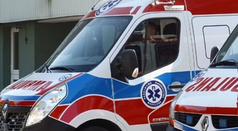 BMW wjechało w drzewo. Dwoje dzieci rannych