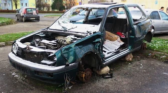 Porzucone wraki na piotrkowskich parkingach