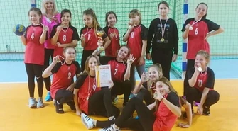 Piłkarki ręczne z SP 12 najlepsze w województwie