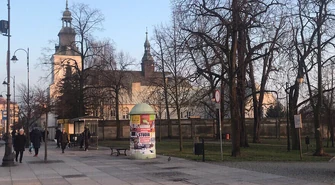 Uwaga! Nieznany mężczyzna zaczepia dzieci w centrum Piotrkowa (posłuchaj relacji)