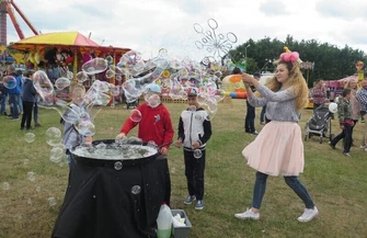 Goście z Mołdawii Rajczy i Kolumbii na Dniach Gminy Rozprza