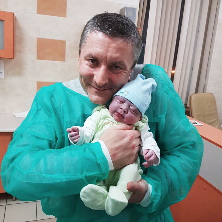 Szczęśliwy tata dziękuje za troskliwą opiekę