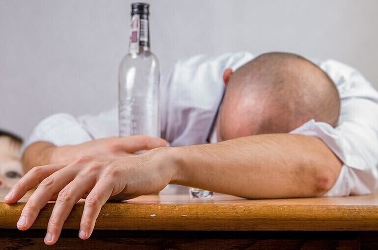 Niemowlę pod opieką pijanych rodziców