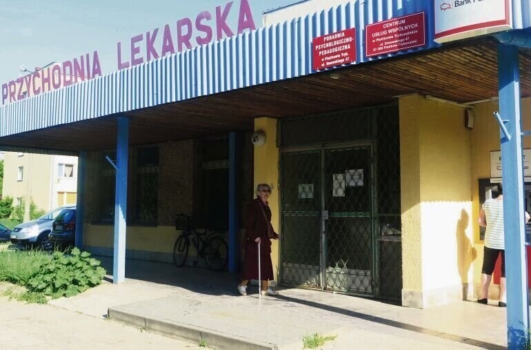 Nie ma chętnych na wynajem budynku po przychodni przy Dmowskiego