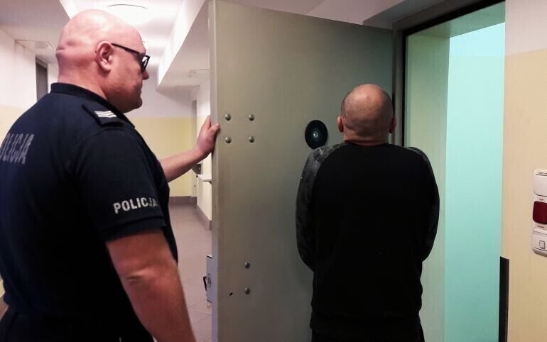 Więził i gwałcił swoją partnerkę. 33-letniemu piotrkowianinowi grozi nawet 12 lat więzienia