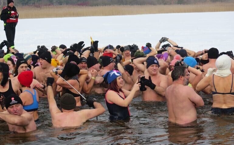 Atmosfera gorąca woda lodowata. III Wielkie Piotrkowskie Morsowanie na Słoneczku