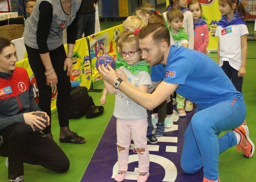 Przedszkolaki zagrały ze sportowcami