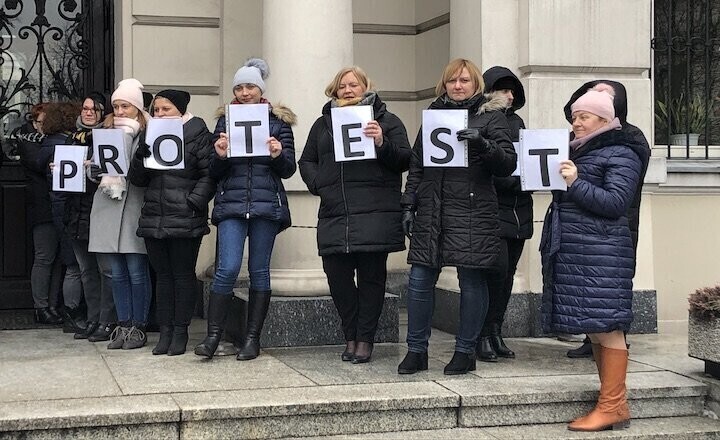 Dość pracy za grosze - protest śniadaniowy przed gmachem piotrkowskiego sądu