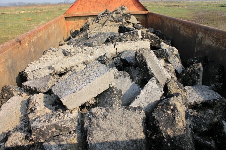 Kontener na gruz czysty czy zmieszany - który wybrać