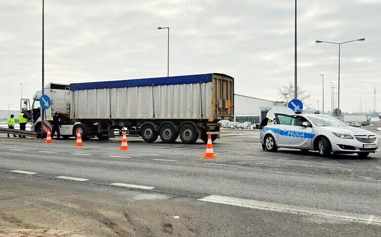 Zderzenie dwóch aut na węźle Bełchatów