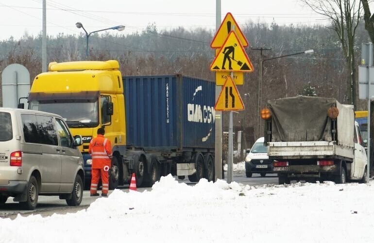 Trudny przejazd Rakowską. Robotnicy łatają dziury w jezdni
