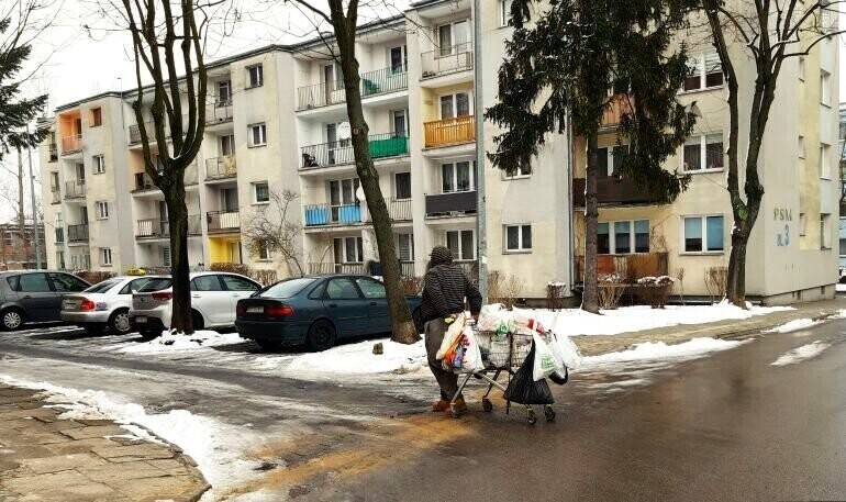 Chcą zlicytować mieszkanie zbieracza