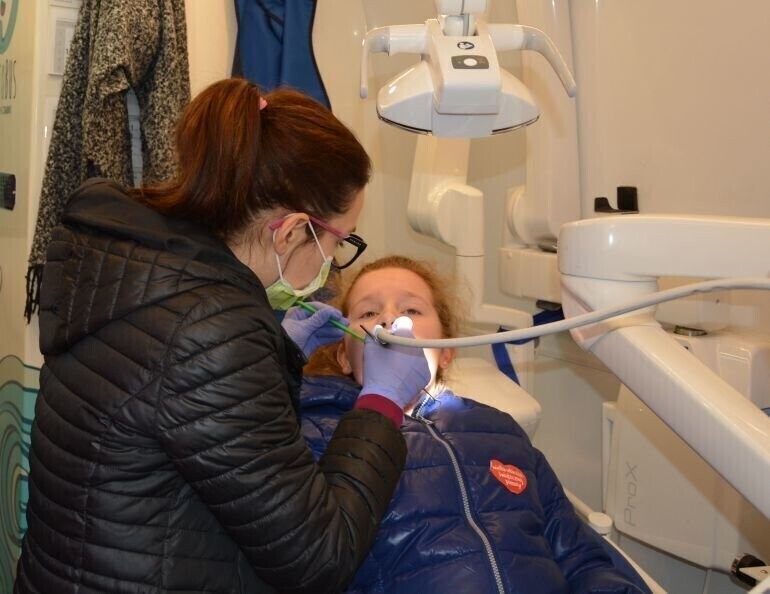 Gabinet na kółkach przyjechał do dzieci z gminy Grabica