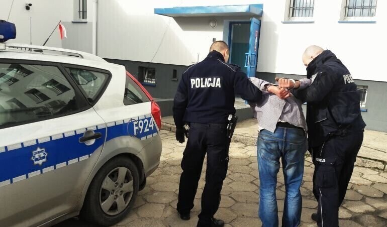 Z kijem na policjanta