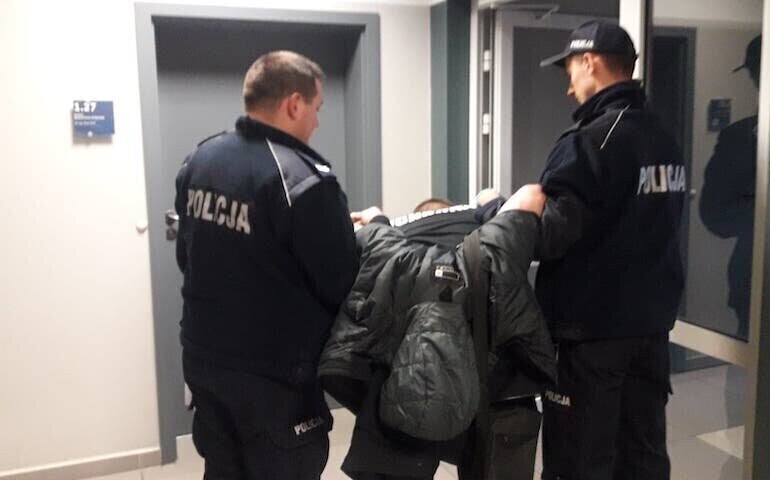 Groził rodzinie śmiercią napadł na policjantów