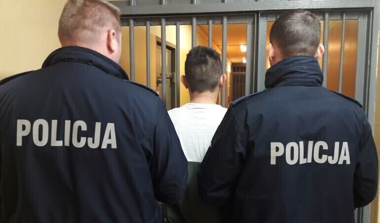 Pijany kierowca spowodował kolizję i uciekł