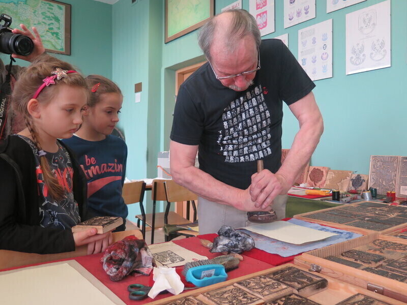 Poprzez zabawę poznawali dzieje druku i papieru