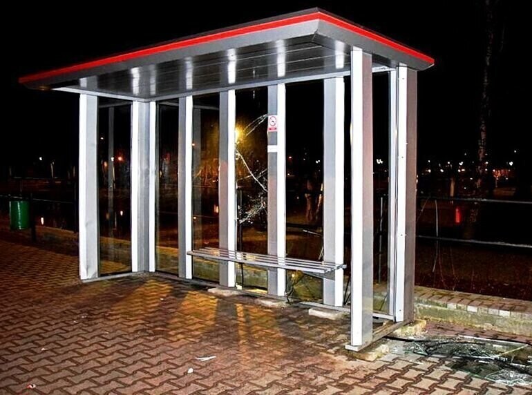 17-latek zdemolował wiatę przystankową