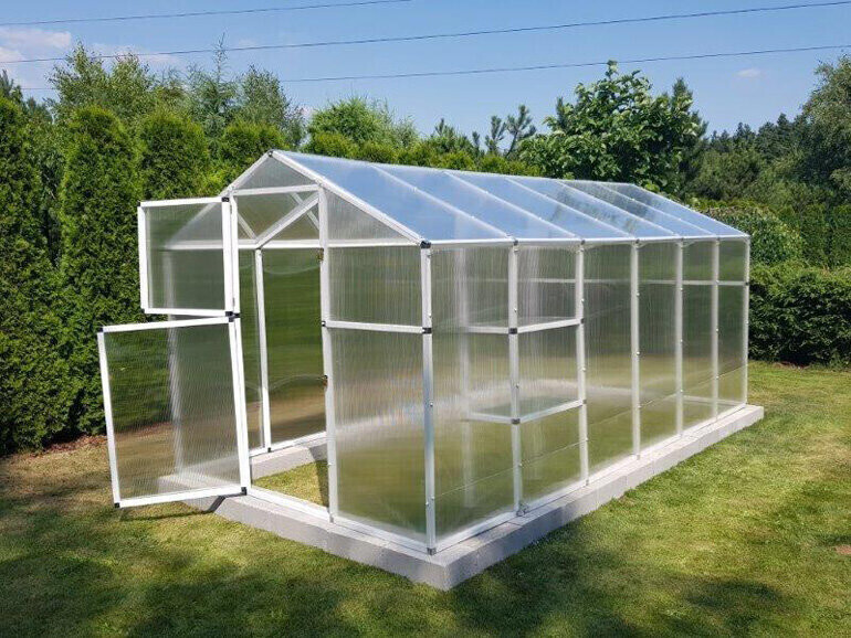 Jak wybrać odpowiednią szklarnię ogrodową