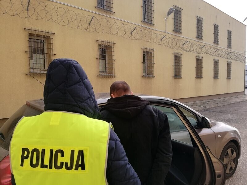 27-latek pobił kolegę w jego mieszkaniu okradł go i uciekł