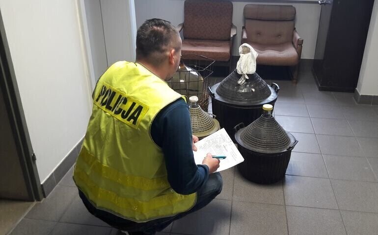 Produkował bimber miał broń bez zezwolenia. Wkrótce usłyszy zarzuty