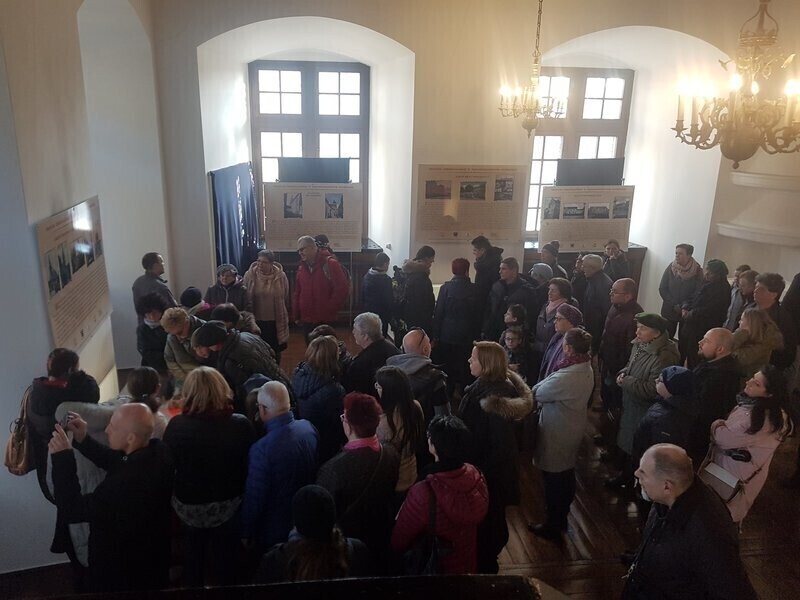 Piotrkowianie zwiedzali jagiellońskie komnaty