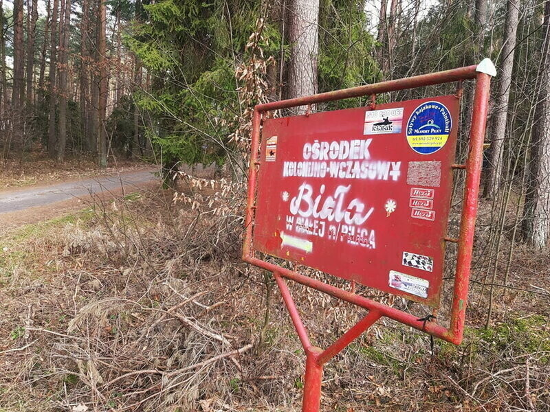 Osada leśnych ludzi w ośrodku w Białej