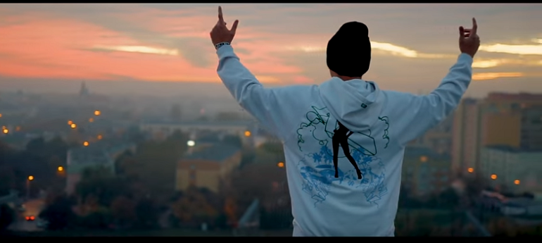 Dzielna ma swój hymn