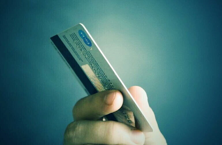 Ponad 120 razy użył cudzej karty płatniczej