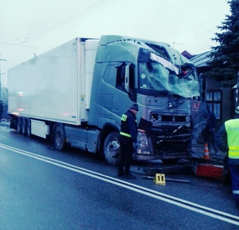 W Srocku ciężarówka uderzyła w słup