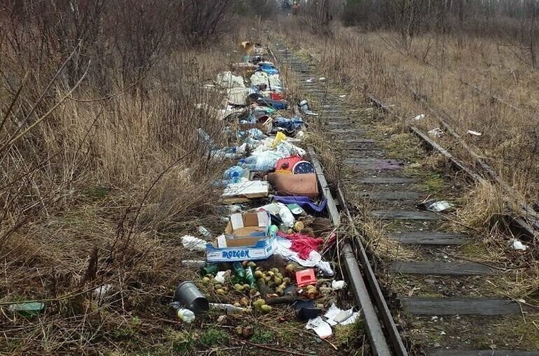 Śmieciowa bomba wybuchła przy torach PKP w Piotrkowie