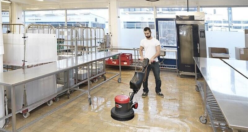 Maszyna do mycia podłóg na długie lata użytkowania. Sprawdź optymalne rozwiązania