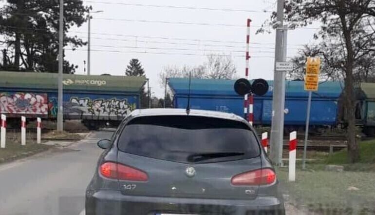 Pociąg na przejeździe a rogatki podniesione