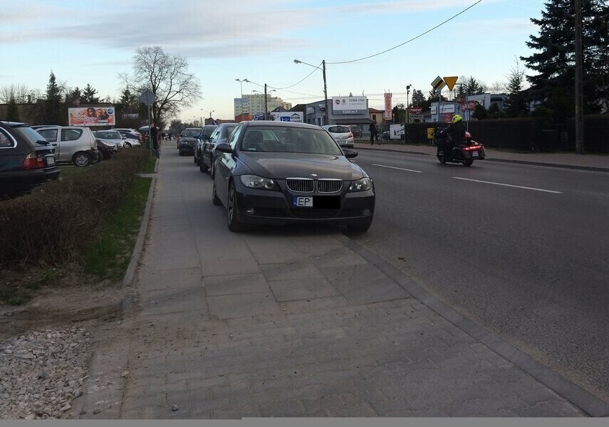 Parkują na chodniku stwarzając zagrożenie