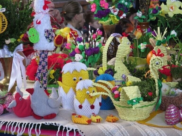 Tradycyjny koszyczek wielkanocny w niedzielę w Czarnocinie