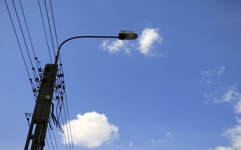 Latarnie świecą w dzień a w nocy panują ciemności