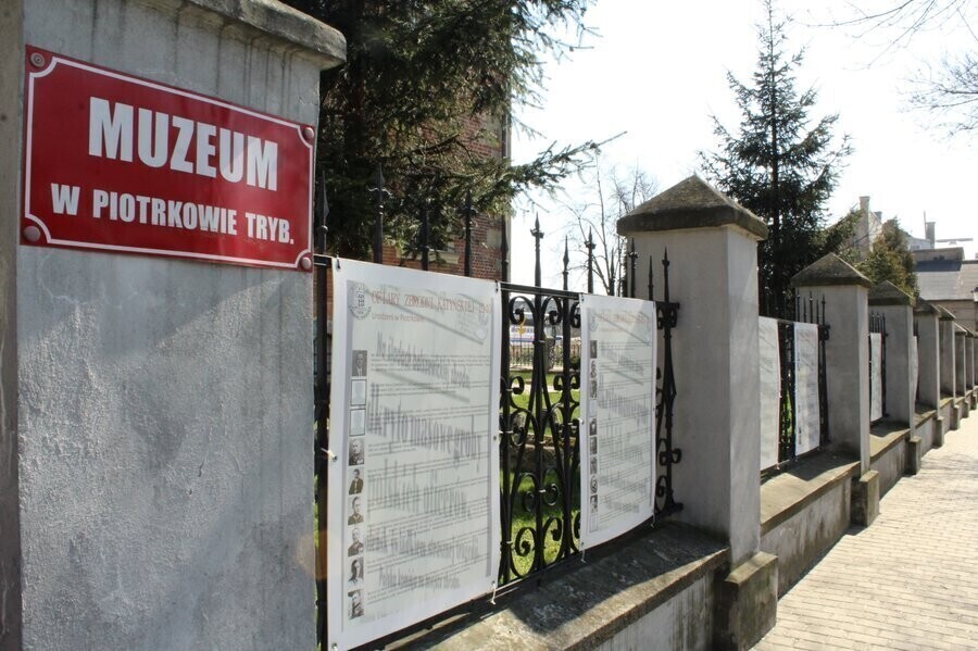 O zbrodni katyńskiej na tablicach przy Muzeum w Piotrkowie Trybunalskim