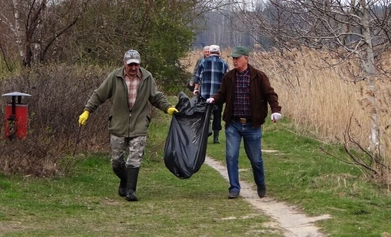 Sezon wędkarski zaczęli od sprzątania