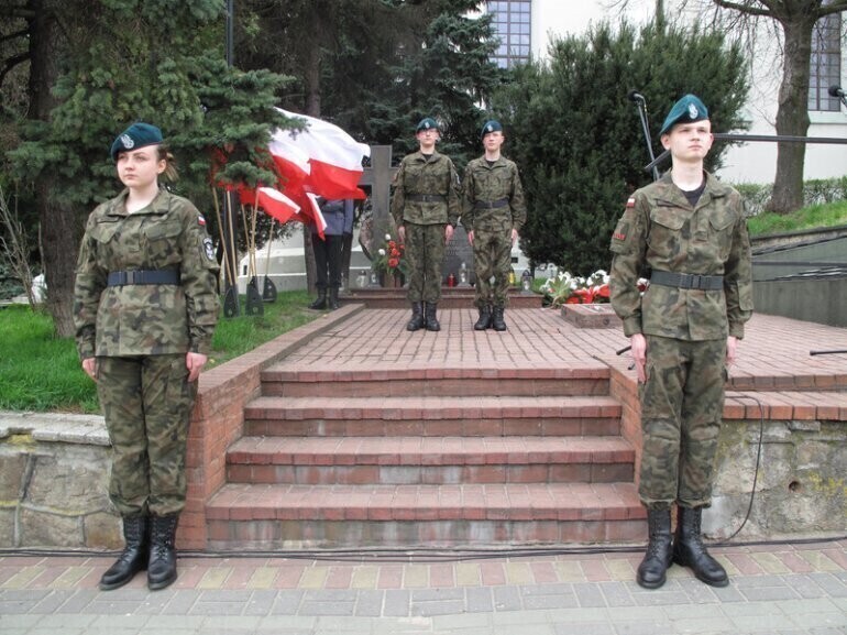 O 8.41 zawyją syreny...