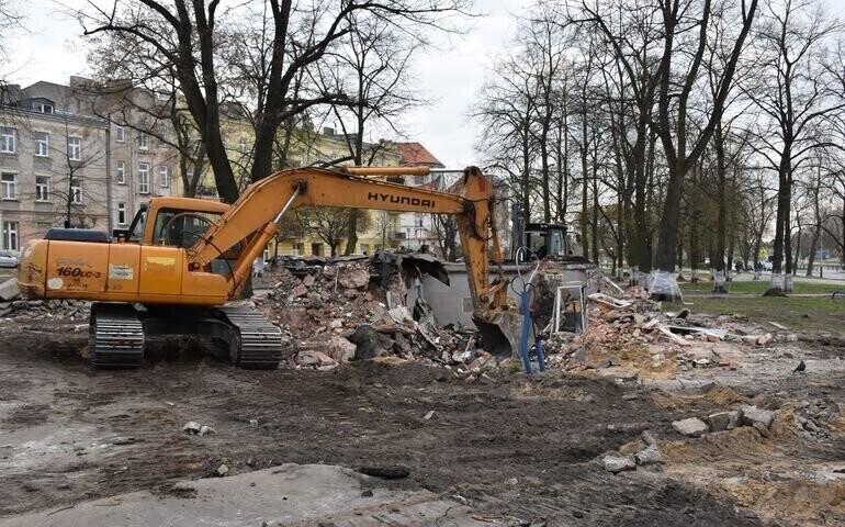 Wyburzają miejski szalet. Trwa modernizacja pl. Niepodległości