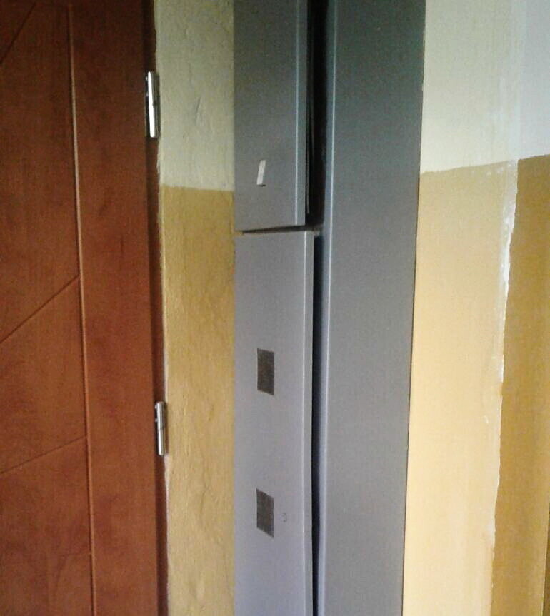 Zdewastowana skrzynka z licznikami w bloku przy Łódzkiej