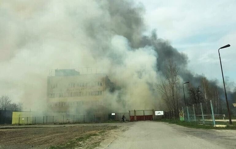 W Woli Krzysztoporskiej płonęły wraki samochodów