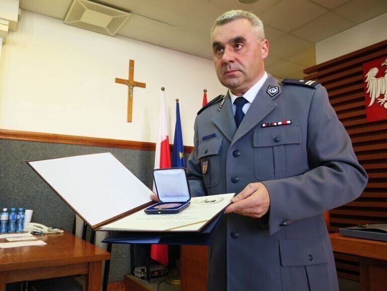 Policjant z Medalem Honorowym Miasta Piotrkowa Trybunalskiego